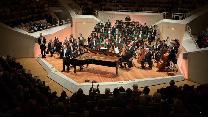 Sala con orquesta