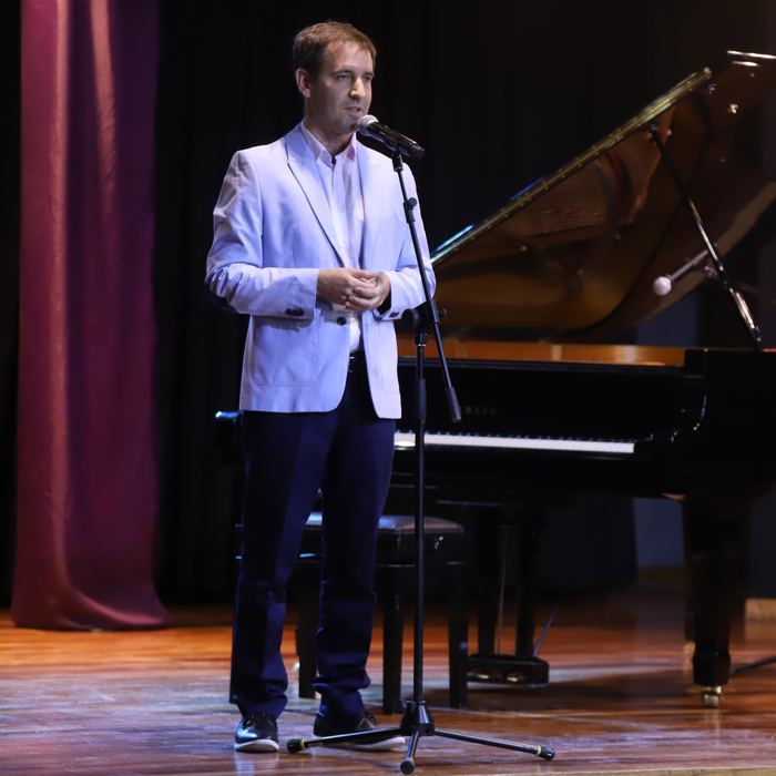 En escenario, presentando