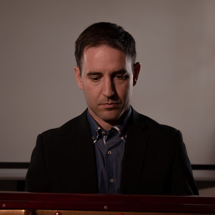 Retrato junto al piano