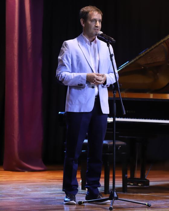 En escenario, presentando