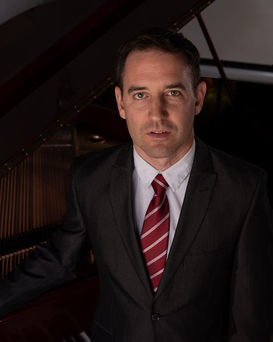 Retrato junto al piano de cola
