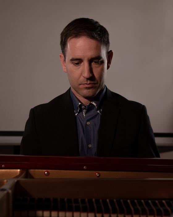 Retrato junto al piano