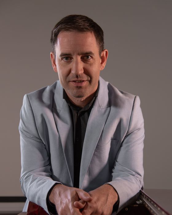 Retrato de estudio, saco gris