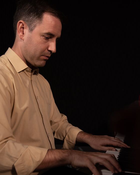 Tocando, plano medio