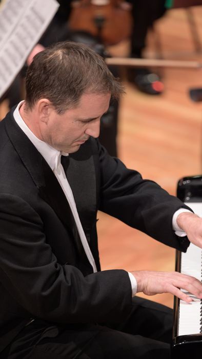 En concierto, manos sobre el teclado