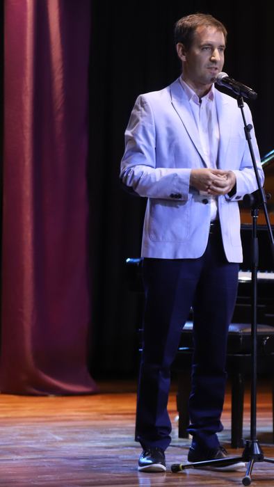 En escenario, presentando