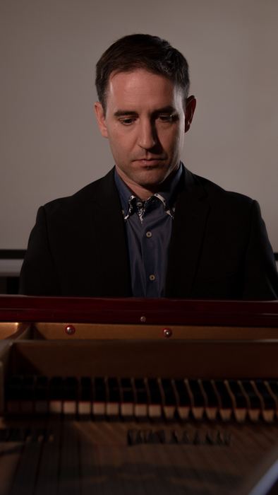 Retrato junto al piano